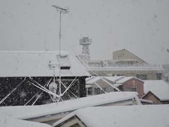 屋根に積もる雪