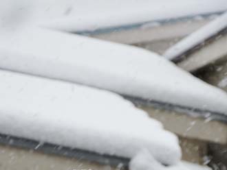 屋根に降り積もる雪