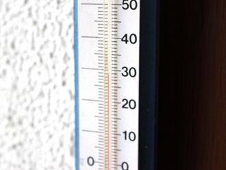 高温を示す温度計