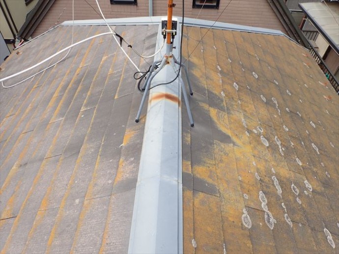 流山市宮園で行ったスレート屋根調査で塗装の劣化により屋根に苔や棟板金に錆が発生