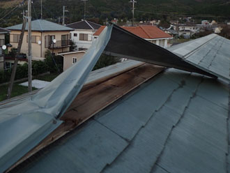 台風　棟板金飛散