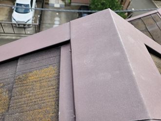 20190926_131755柏市大井_台風15号被害スレート屋根調査 棟板金の釘が浮いており固定する力が弱くなっています