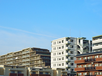 立ち並ぶ陸屋根の建物