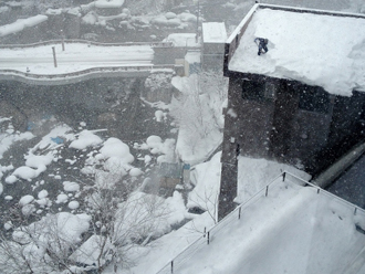 大変危険な雪下ろし