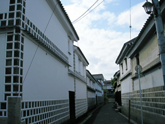 海鼠壁の建物