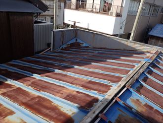 錆びた屋根材