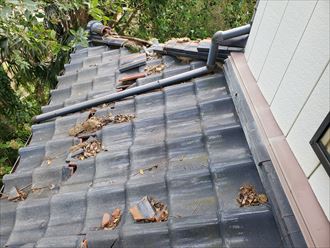 20191024_104429流山市古間木_瓦屋根調査 大屋根の瓦が落下し下屋根の桟瓦が割れています