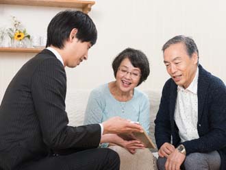 飛び込み業者と話す熟年夫婦