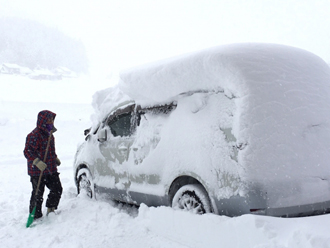 大雪と車