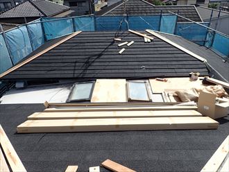 屋根葺き替え工事で棟板金の下地材の貫板を設置