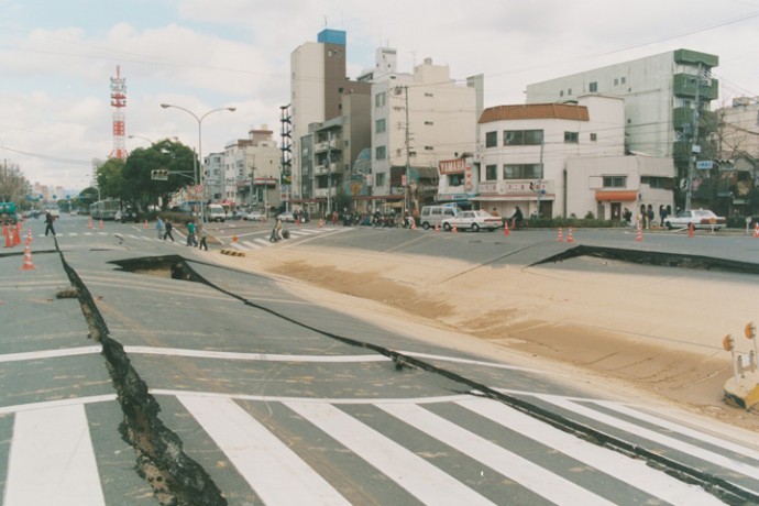 地割れした道路（画像提供　神戸市）