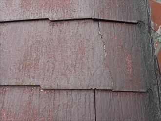 千葉市若葉区東寺山町で行った化粧スレート屋根調査で屋根材にひび割れを発見