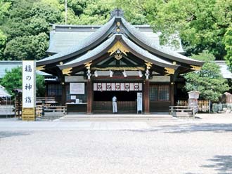 銅葺き屋根の神社