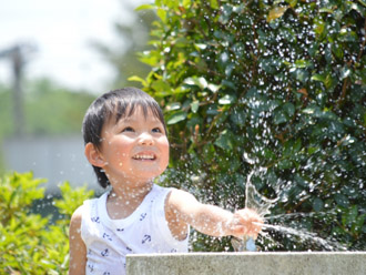 水遊びする子供