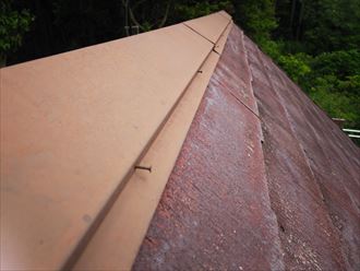 千葉市若葉区東寺山町で行った化粧スレート屋根調査で棟板金の釘浮きを発見