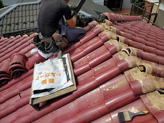 流山市向小金で行った棟取り直し工事で屋根下地に銅線を設置