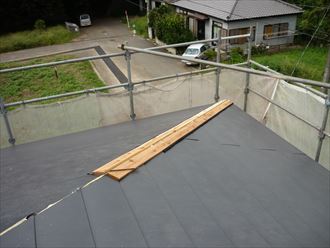屋根をカバー工法で葺き替える005_R