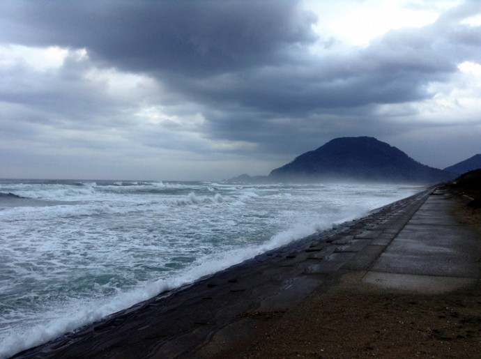 春一番が吹く前の海岸