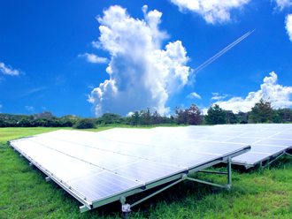 眩しく反射する太陽光発電パネル