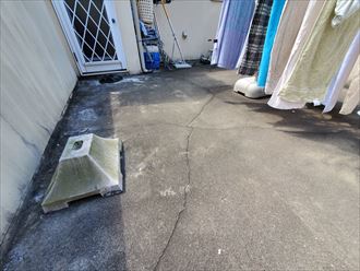 20190811_131404松戸市栗山_屋上陸屋根調査 松戸市栗山で行った屋上陸屋根調査で床面にひび割れ