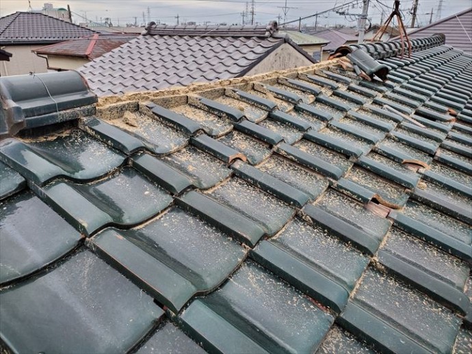 大屋根の棟が台風15号の影響により崩壊