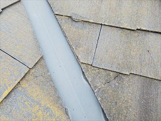 野田市木間ケ瀬で行った築28年が経過したスレート屋根調査で屋根材の欠けに繋がるひび割れを発見