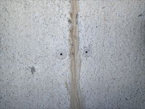 サッシ枠からの雨漏り　外壁コーキングの劣化　市川市 (4)_R.JPG