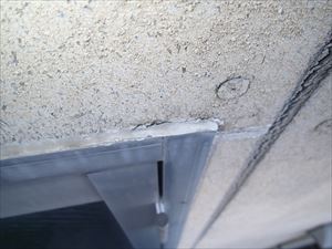 サッシ枠からの雨漏り　外壁コーキングの劣化　市川市 (5)_R.JPG
