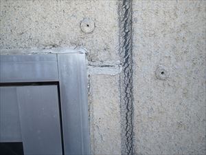 サッシ枠からの雨漏り　外壁コーキングの劣化　市川市 (6)_R.JPG