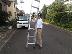 雨樋　外れた雨樋が伸縮があり修理が困難です。　印西市 (1).JPG