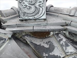 屋根瓦の補修　瓦がコーキングで固定されていました　南房総市千倉町平磯 (4)_R.JPG