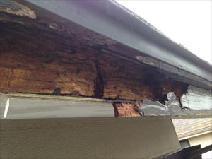 袖ケ浦市福王台の屋根リフォーム調査_破風板が腐ってしまっています.JPG