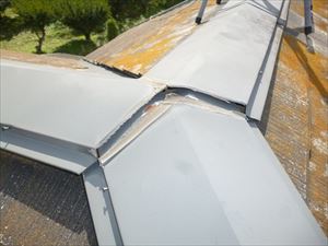 棟板金が大きく剥がされていました。　強風被害　成田市寺台 (2)_R.JPG