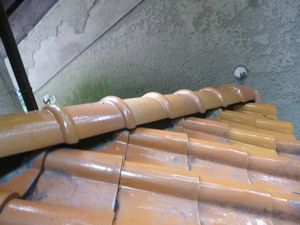 洋瓦の棟瓦取り直し工事　屋根の上の落ち葉清掃　袖ヶ浦　 (13).JPG
