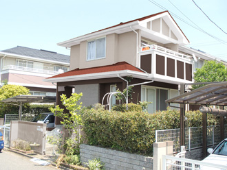 千葉市緑区　屋根塗装　外壁塗装　カラーシミュレーション　バルコニー防水　外壁をホワイト系のベージュ、屋根はダークバーミリオン、バルコニーはダークブラウン