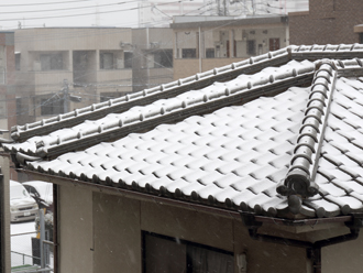 屋根に積もる雪