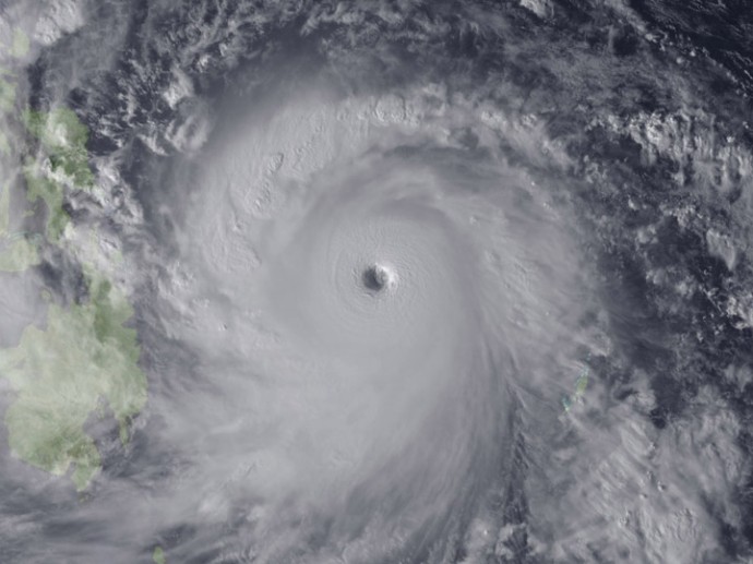 目のはっきりした巨大台風