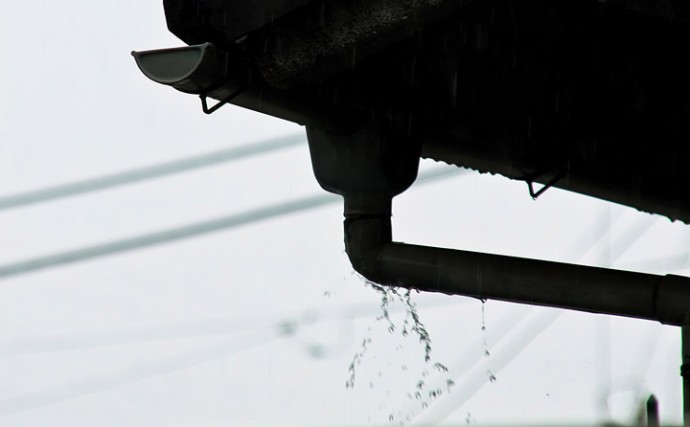 雨樋から漏れ出す雨水