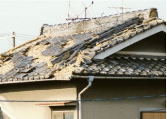 地震によって屋根が倒壊している